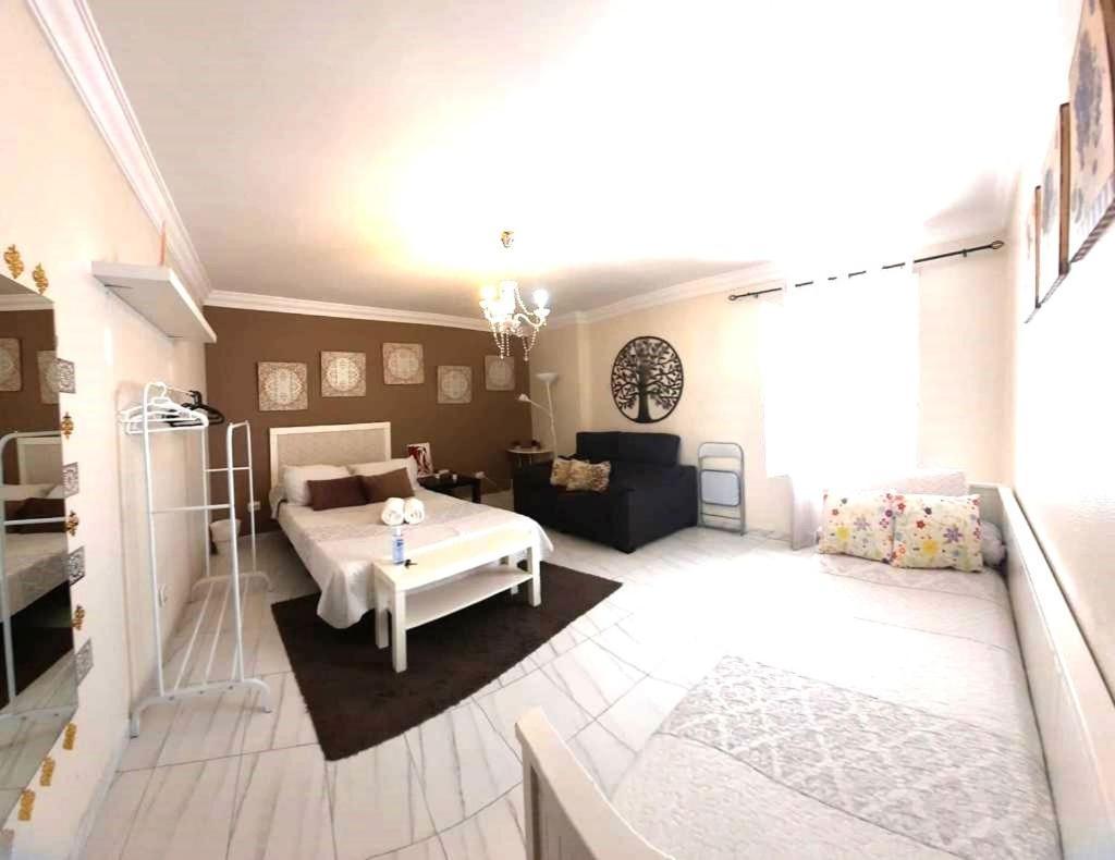 Budget And Cute With Balcony Center Apartment